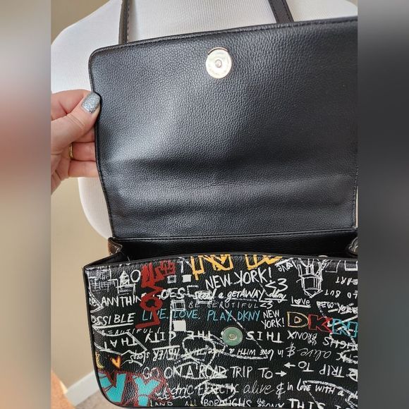 DKNY crossbody purse Graphic design - Picture 3 of 16